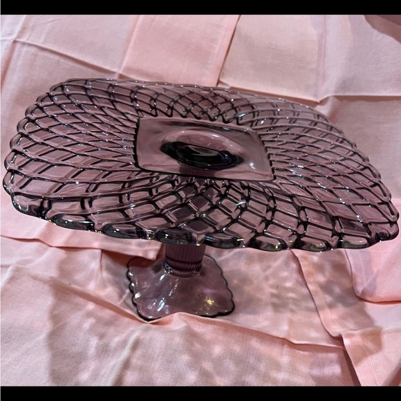 🌸 Vintage Lavender Trellis Pedestal Cake Stand by L.E. Smith | 1950s. - Picture 7 of 7